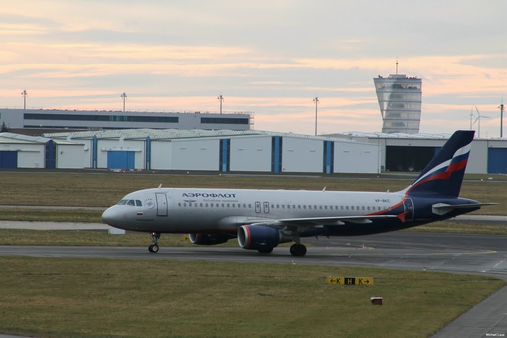 Russischer Airbus in Schönefeld - im Hintergrund der Info-Turm by Micha aus Erkner