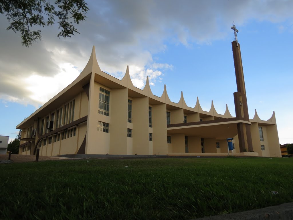 Igreja Matriz de Cruzeiro do Oeste, PR. by Ricardo Mercadante