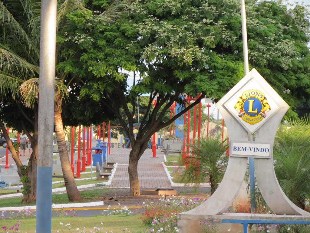 Vista da Praça dos Pioneiros em Cruzeiro so Oeste, PR. by Ricardo Mercadante