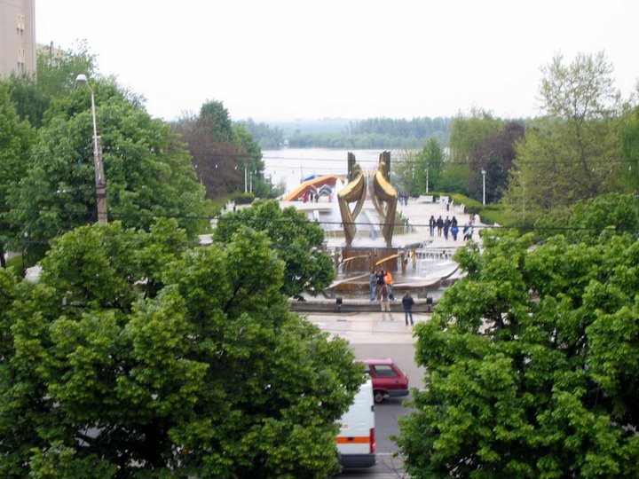 Fântâna Cinetică şi Dunărea by © Vlad Graur