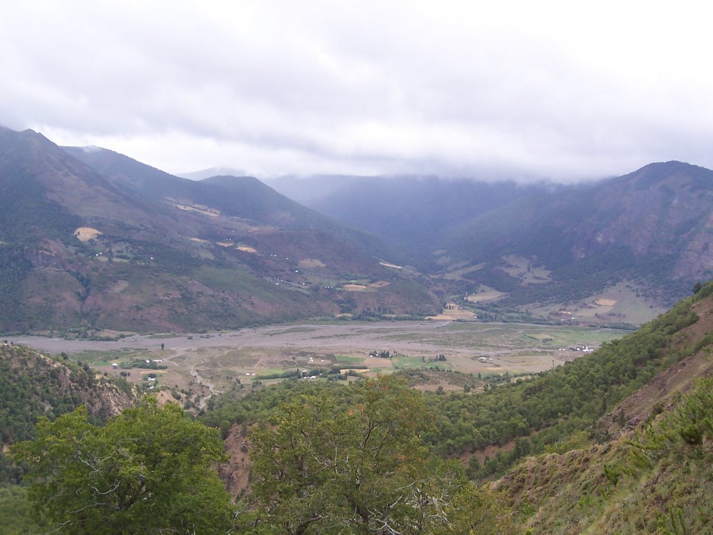 Valle del Queuco Trapa-Trapa by Jorge Raasch