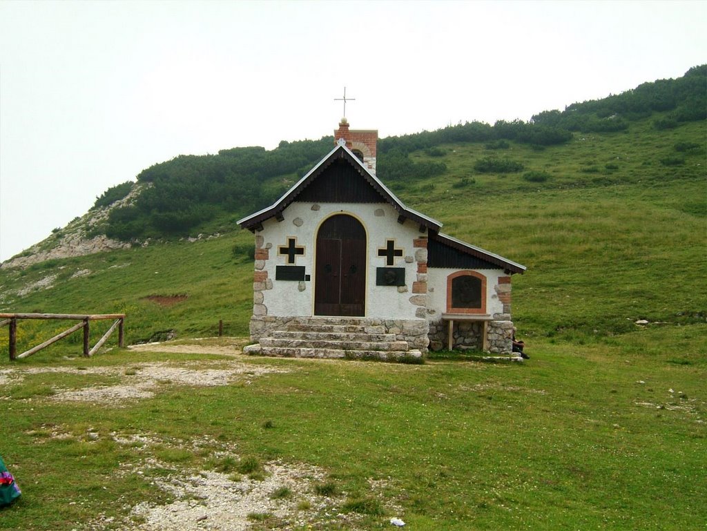 Carega - chiesetta del rifugio Scalorbi by fester