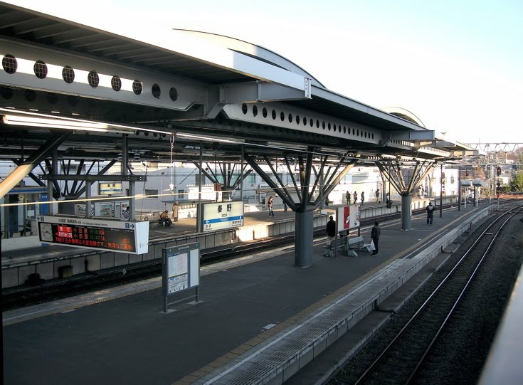 小田急・秦野駅ホーム (ODAKYU, Hadano Station platform) by yossy