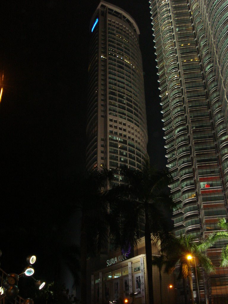 Petronas Towers with Hotel tower by Sindujan