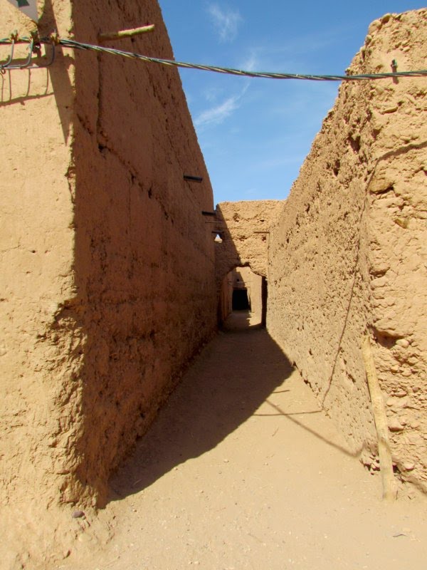 Oulad Driss narrow street. Morocco. 4 km from M'hamid driving back to Zagora lies the small desert town Oulad Driss. by Linda De Volder