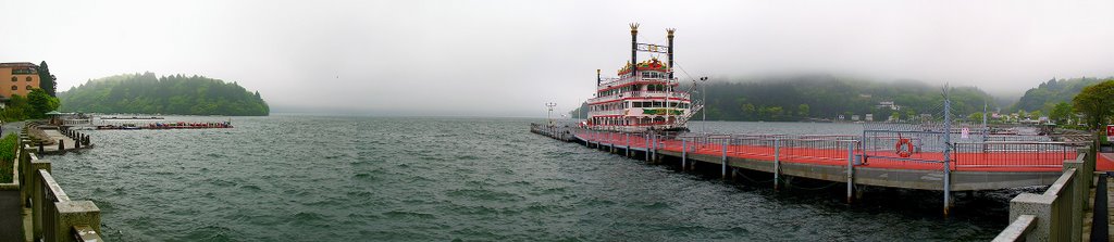 Lake Ashi (芦ノ 湖), Hakone, Japan by A R A K I