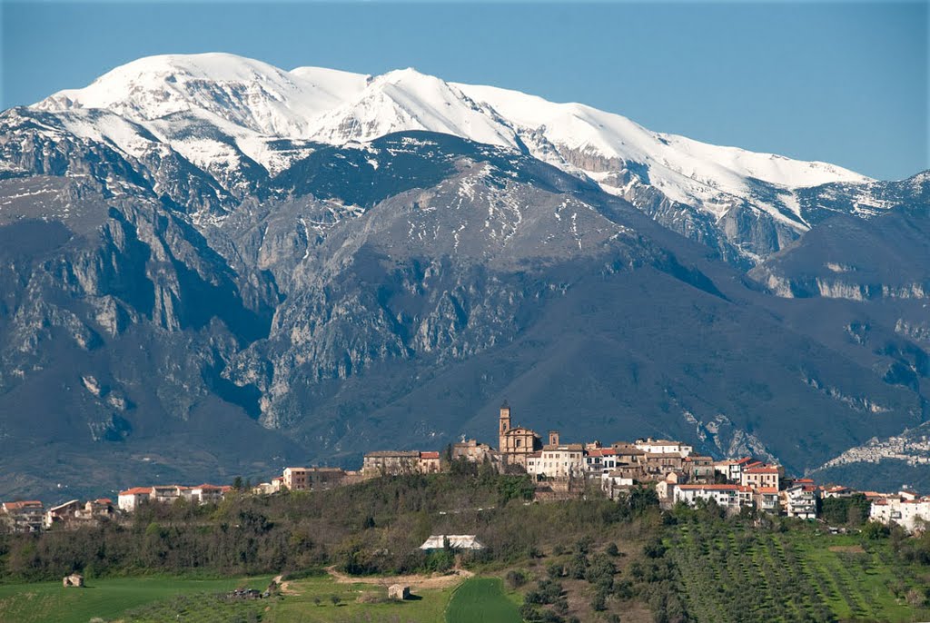 Castelfrentano con alle spalle il massiccio della Maiella by Aliosha