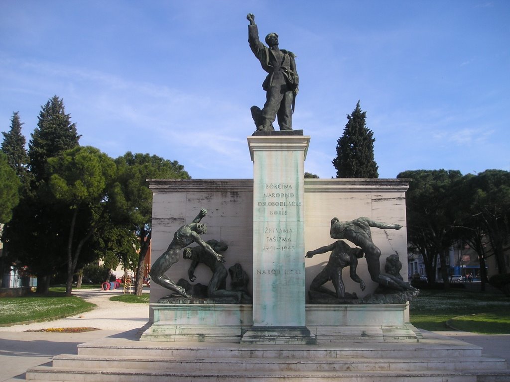 Statue in Pula by Ivana Batrac