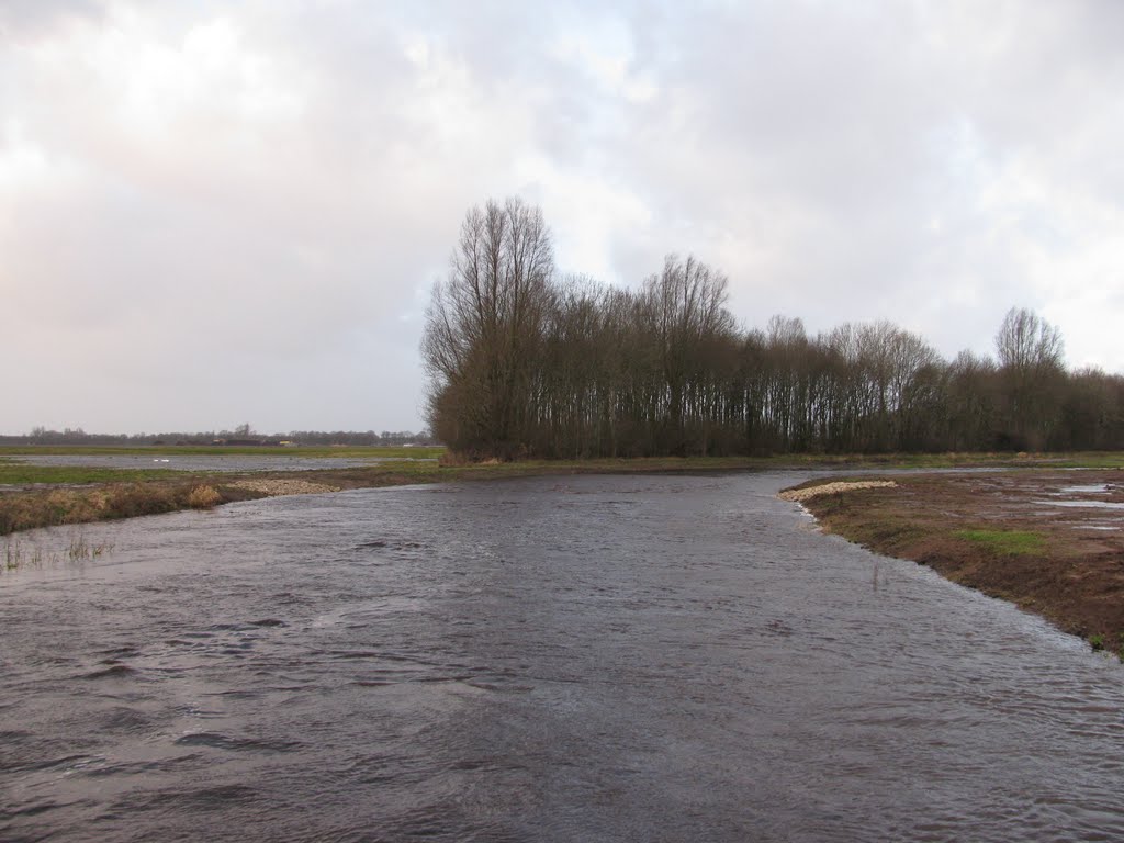 Hunze seen from Bonnerklap-bridge during 2012 flooding, looking north. by Panoronnio