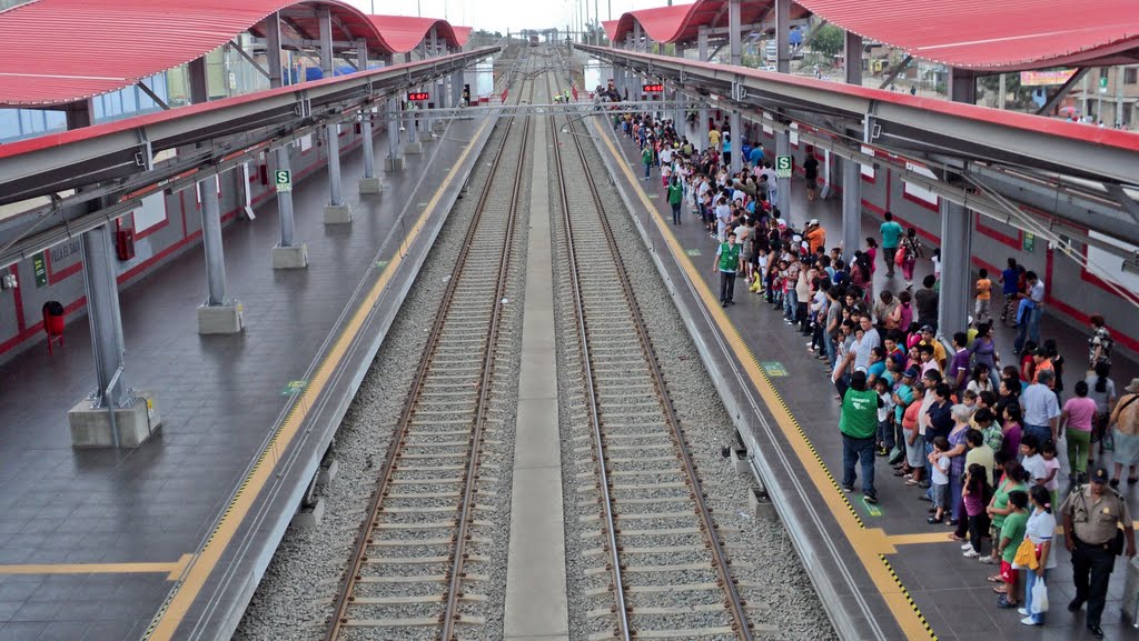 Tren Eléctrico Lima,Perú by Don Z