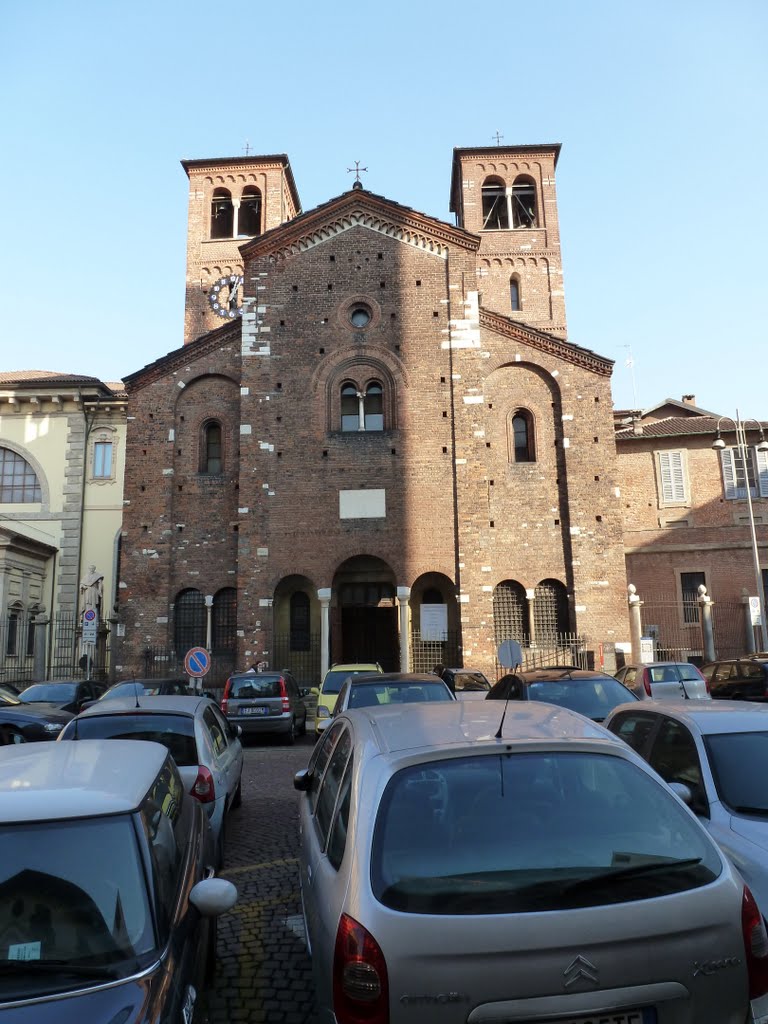 Milano - Chiesa del Santo Sepolcro in piazza San Sepolcro - Fondata nell'anno 1030 da Rozzone, figlio di Remedio e sposo a Ferlenda, maestro di zecca che volle costruire un tempio nel mezzo della città. Ariberto lo dedicò in un primo momento alla Santissima Trinità by Claudio Bertolesi