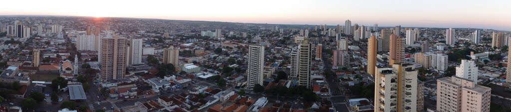 Panorâmica da vista de cidade ao entardecer - Campo Grande - Mato Grosso do Sul - Brasil by Paulo Yuji Takarada