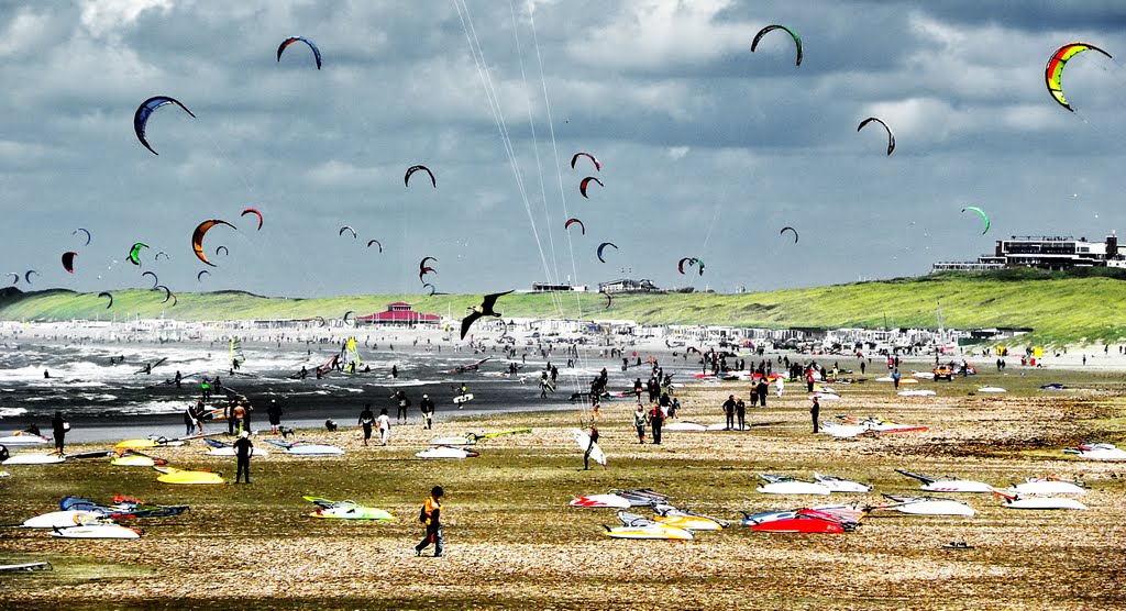 Het was drukdruk op het strand van Wijk aan zee. by Feika