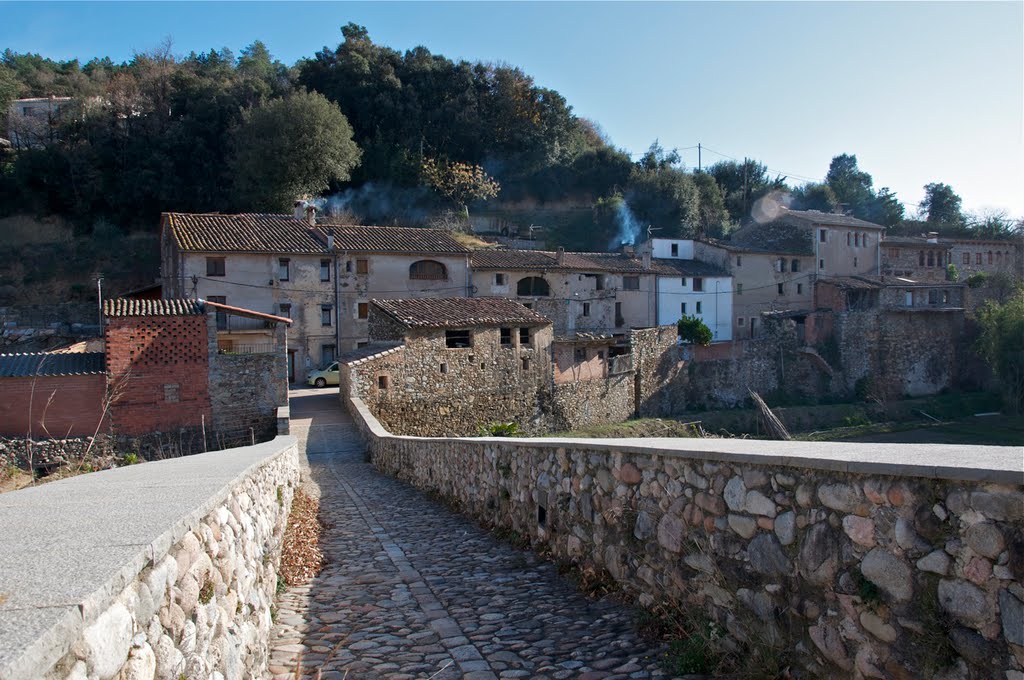 Sant Julià del Llor: Visió del barri del carrer vell desde el pont romànic by salvador soler vilavella