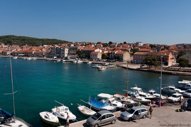 Vela Luka von der Fähre aus, das Wasser ist wunderbar türkis by Angela Forro