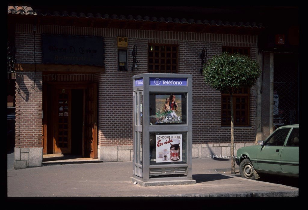 Valladolid la cabina de la calle paraiso by Hubert Foulon