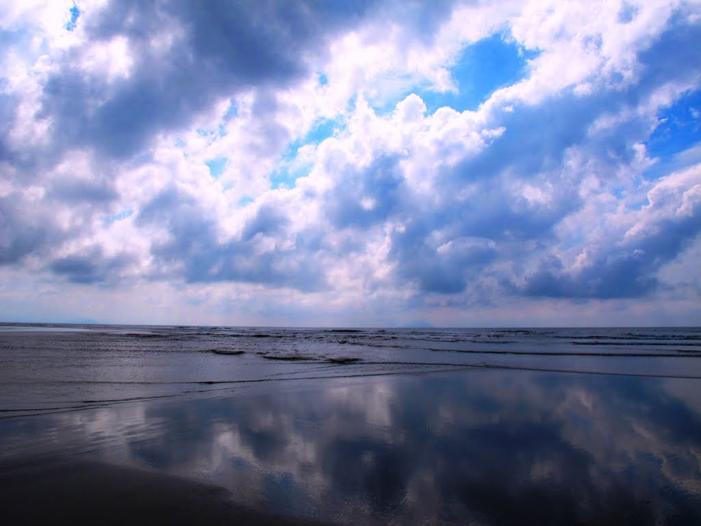 PRAIA DE GUARATUBA by Hugo Rosin Sobrinho