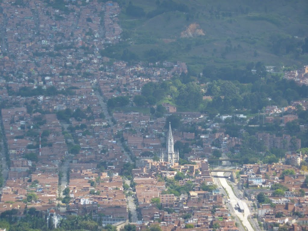 Sector de Manrique, Medellín, desde el Cerro El Volador by luchogu