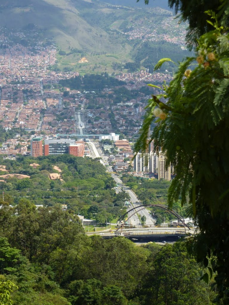 Punto Cero y calle Barranquilla, Medellín, desde el Cerro El Volador by luchogu