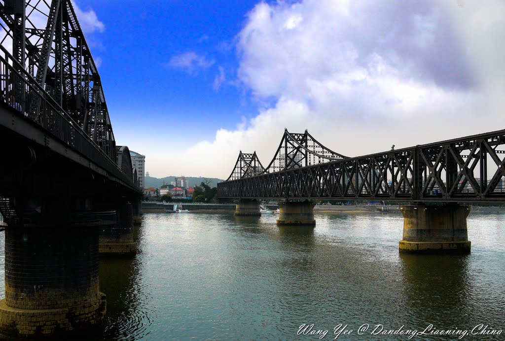 Yalu River Bridge,Dan Dong,Liao Ning,China 鸭绿江大桥,丹东,辽宁省,中国 by 王祎 -  Architecte