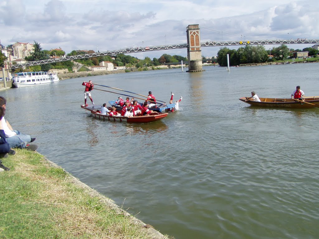 Trévoux : joutes devant la passerelle by Gilles Durantet