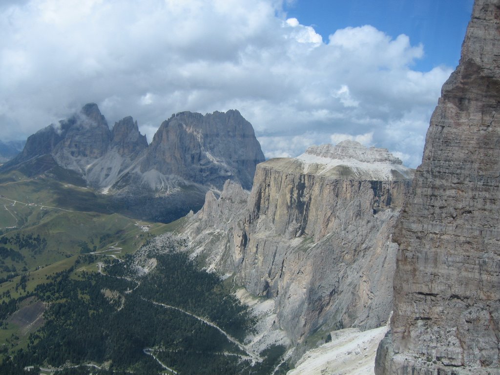 Sella e Sassolungo dalla funivia di Sass Pordoi by And2003