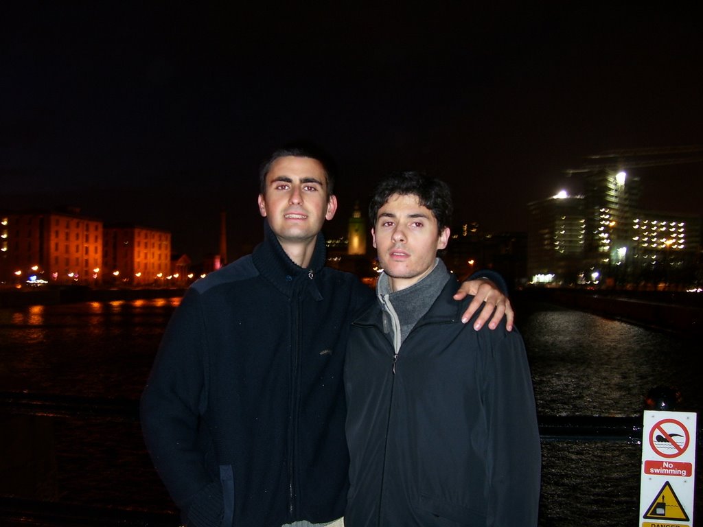 Valen y alberto, salthouse dock, liverpool by alberto freeman