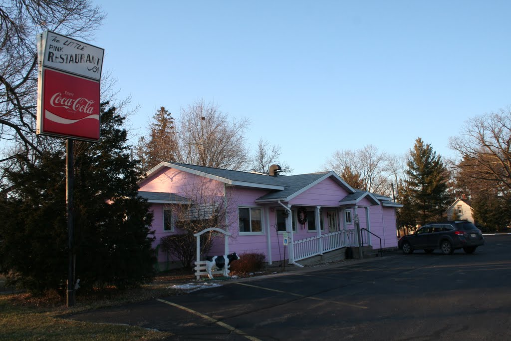 The Closed Little Pink Restaurant, Wisconsin Rapids. by farmbrough