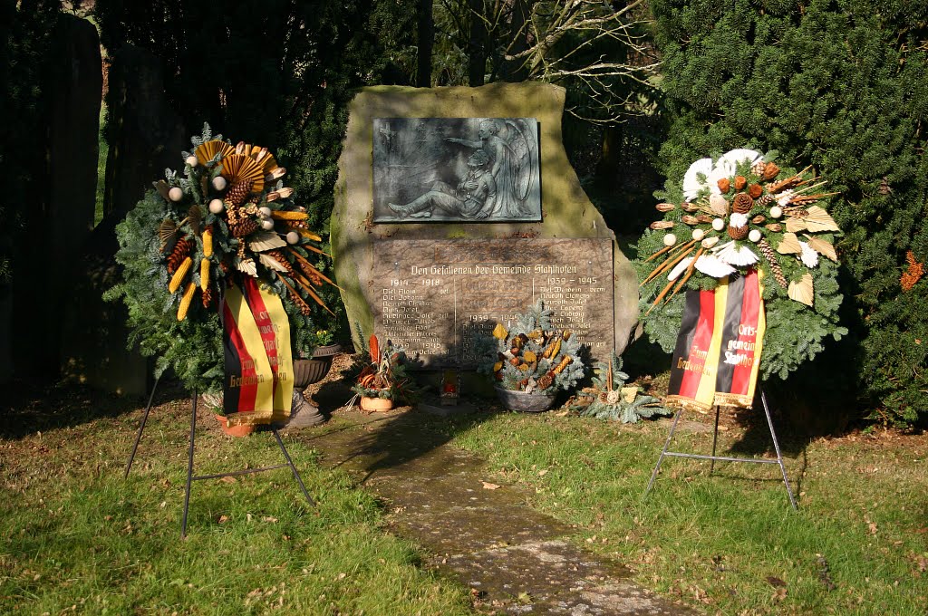 Gefallenengedenkstätte, Friedhof in Stahlhofen/Westerwald (bei Montabaur) by Dieter Wick