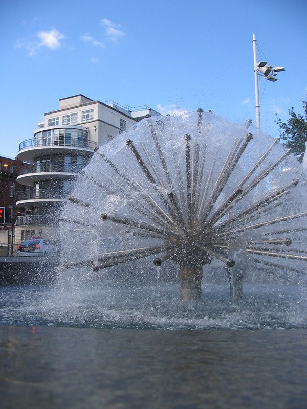 Leeds fountain, UK by wormglm