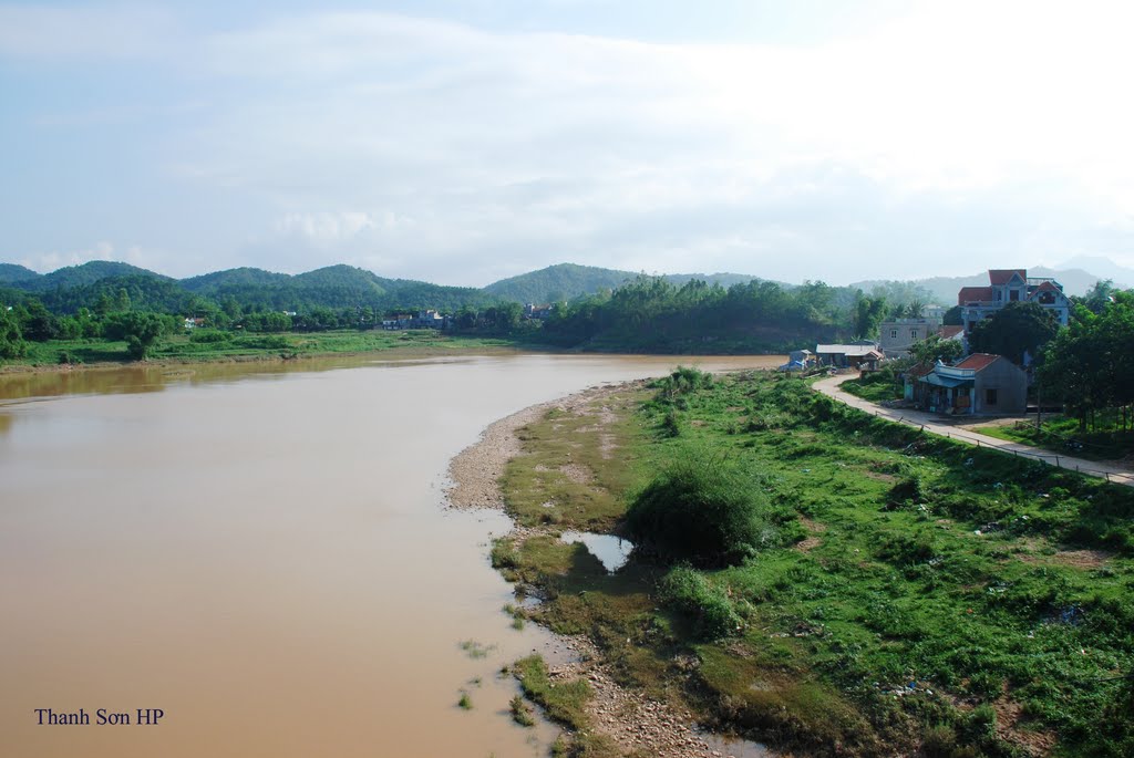 Thềm sông bên phía hữu ngạn sông Tiên Yên by Nguyễn Thanh Sơn