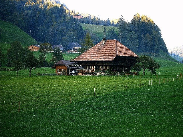 Typisches Haus im Emmental by Fred Percher