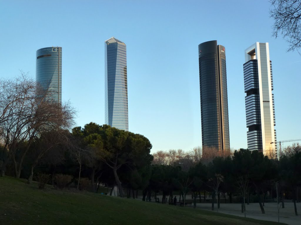 Cuatro Torres Business Area desde el Parque Norte by helicongus