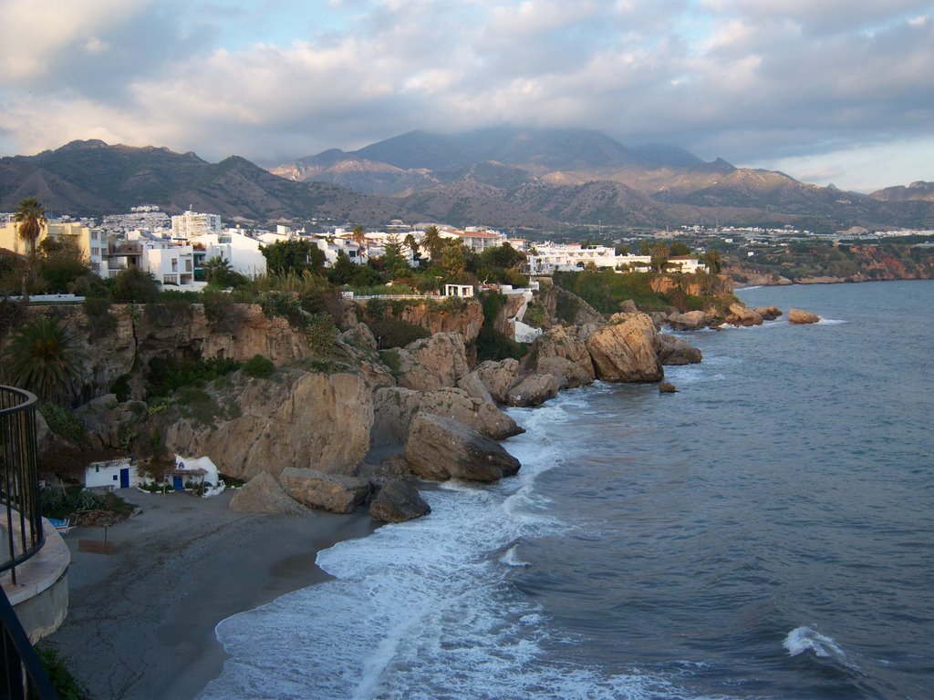 Nerja. Acantilados desde el Balcón de Europa. by Mayid Hassan