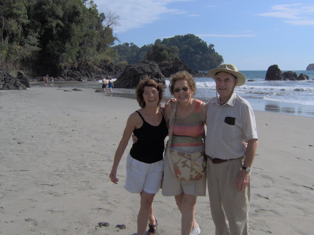 Manuel Antonio Natnl Park Mom (Betty), Dad (Bobby) & Jo (My Sweetheart) by robsoilman