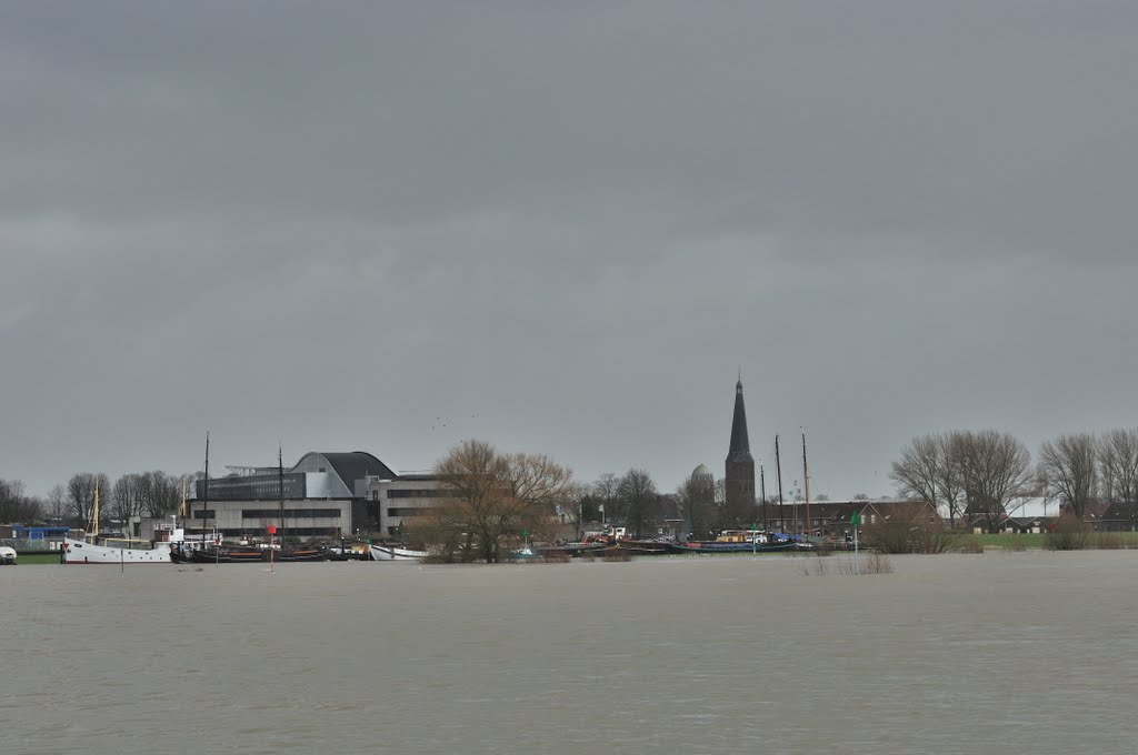 Noord Zijde Zutphen bij hoog water by Harry Gelderman