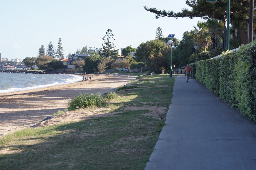 Beach at Scarborough looking South by robsonap