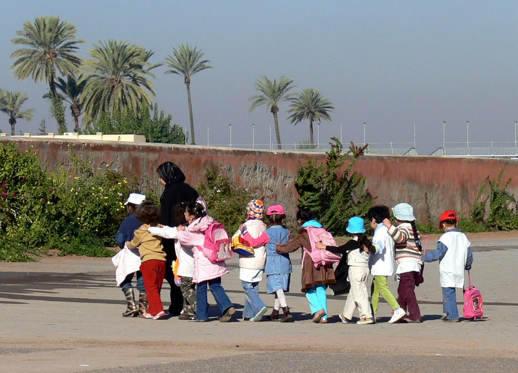 MARRAKECH (Morocco)-Niños con la maestra entrando a la Menara. by Carlos Sieiro del Ni…