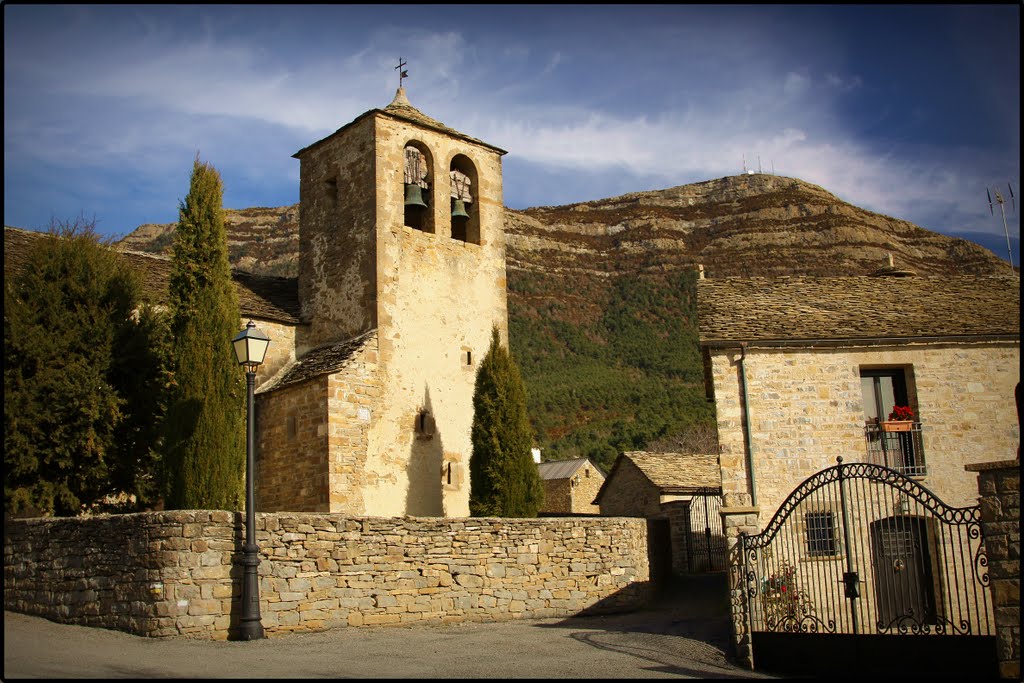 Isún de Basa (Serrablo). Sta Orosia al fondo. by jose miguel gimenez vera