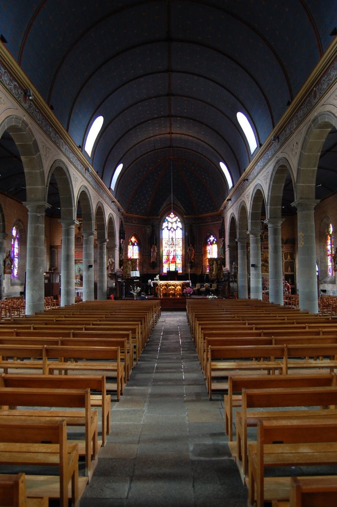 Vers le choeur de l'Eglise by Xavier Vincent