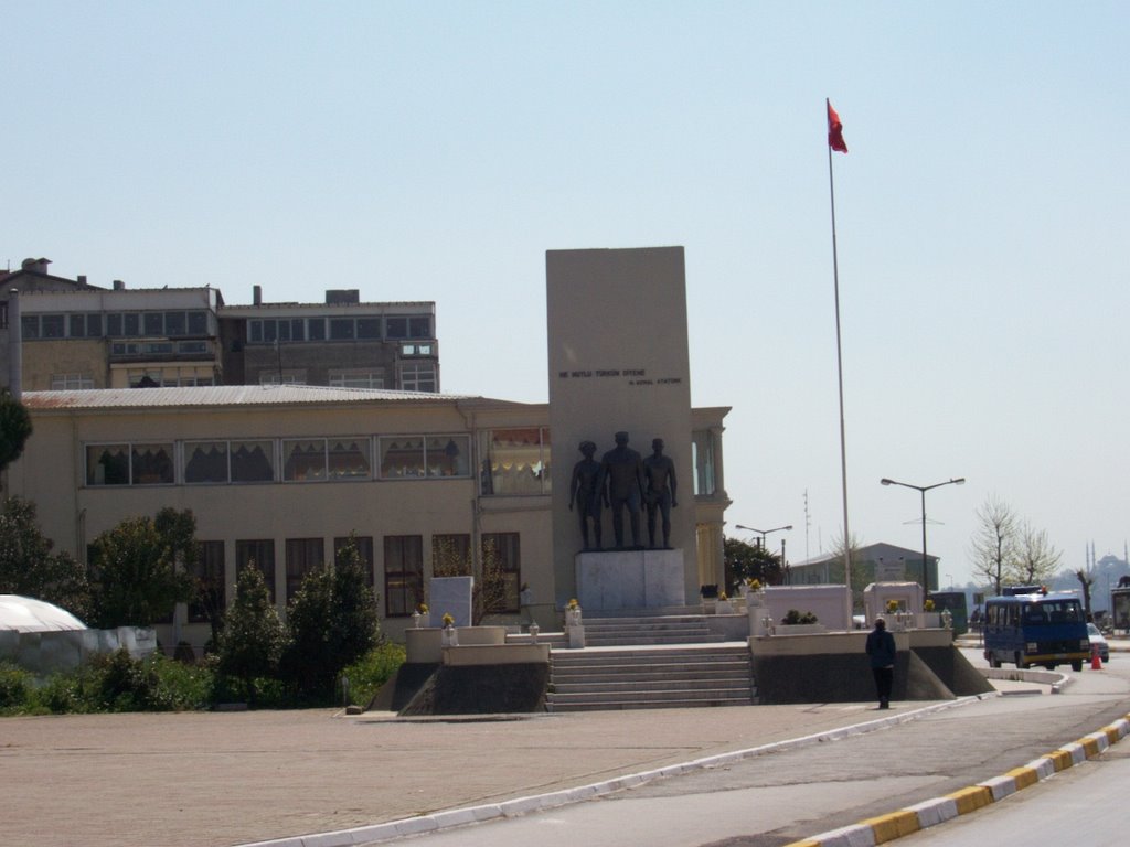 Üsküdar Harikası Şemsi Paşada Atatürk Heykeli by ErhanOZTUNC