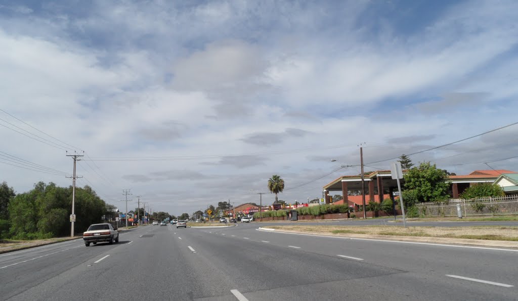 View along A52, Main North Road in POORAKA area, on 10-01-2012 by Peter John Tate,