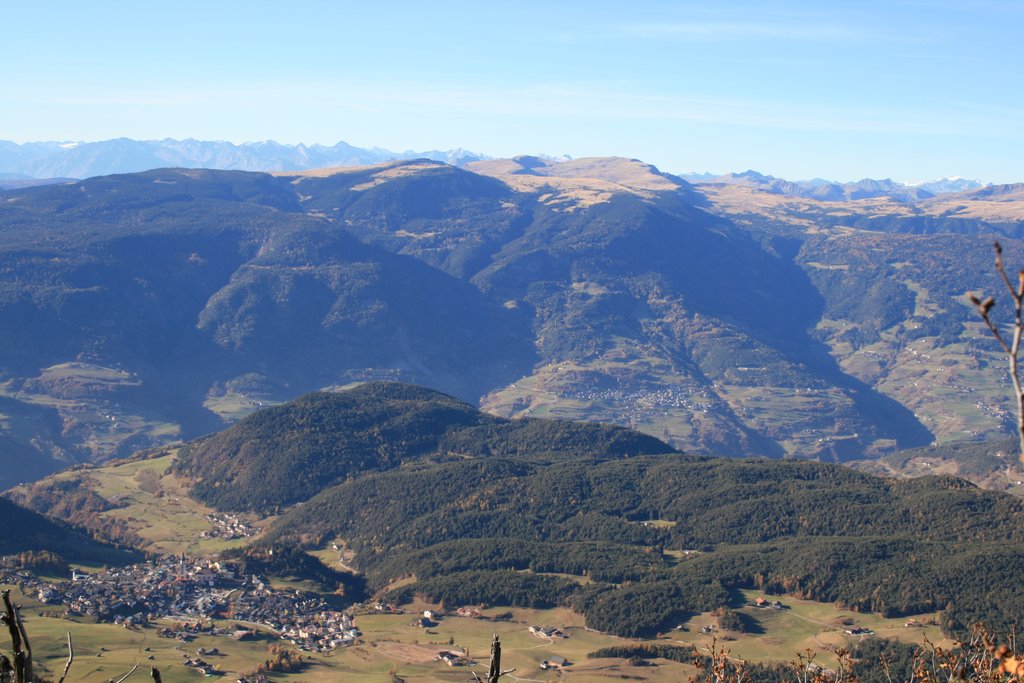 Castelrotto visto dall'Alpe di Siusi con sullo sfondo il Monte Roen by Francesco Giacomoni