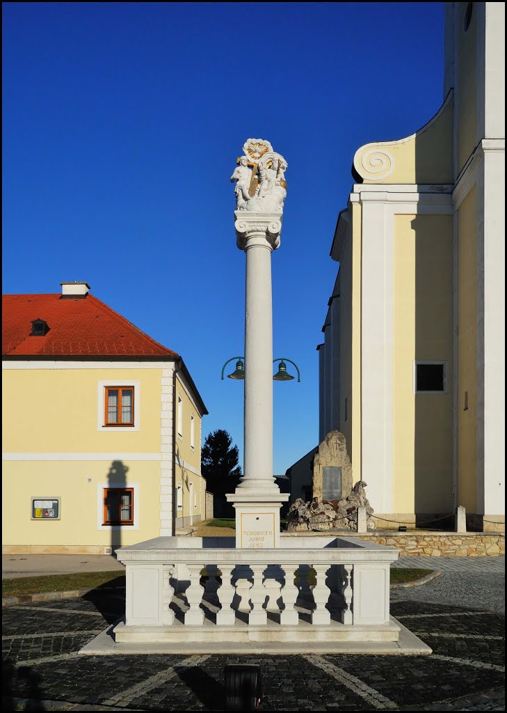 Dreifaltigkeitssäule vor der Kirche von Sommerein by Robert Heilinger