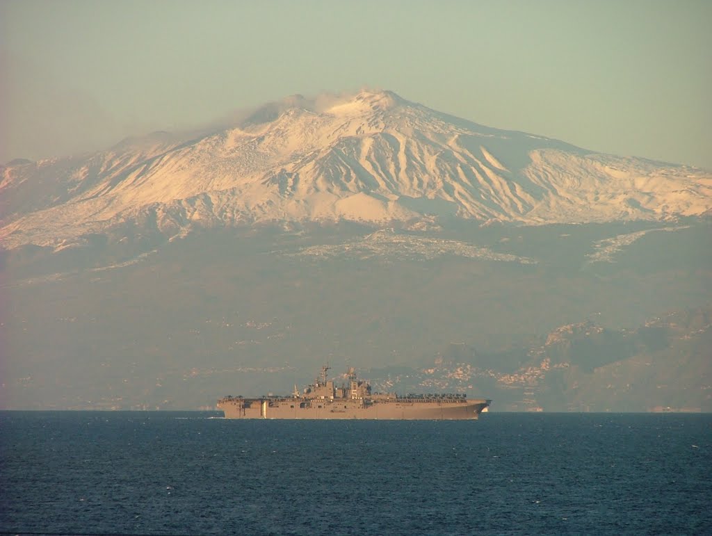 Motta S. Giovanni - Località Lazzaro: la "USS BATAAN" nello stretto di Messina con lo sfondo dell'Etna (The "USS BATAAN" in the strait of Messina with the background of Etna) by lillo56