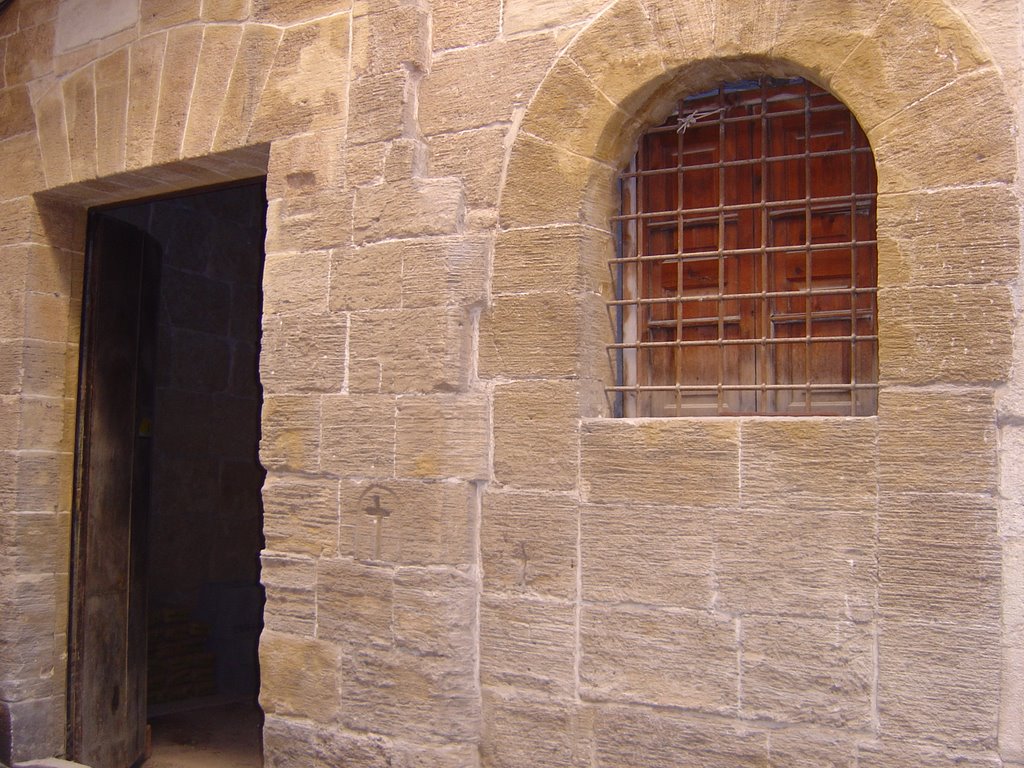 Portal i finestra al carrer Pelleteria. by homyr