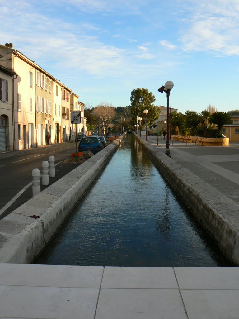 Canal en centre ville - La Crau by Mikevar