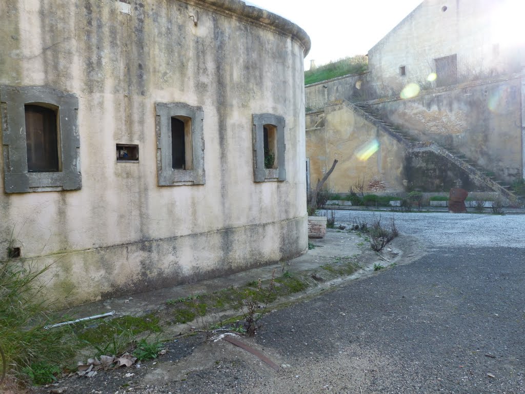 Bateria/forte ou paiol de s.Goncalo - left entrance defence by stevenvanValen+hannekeRolloos