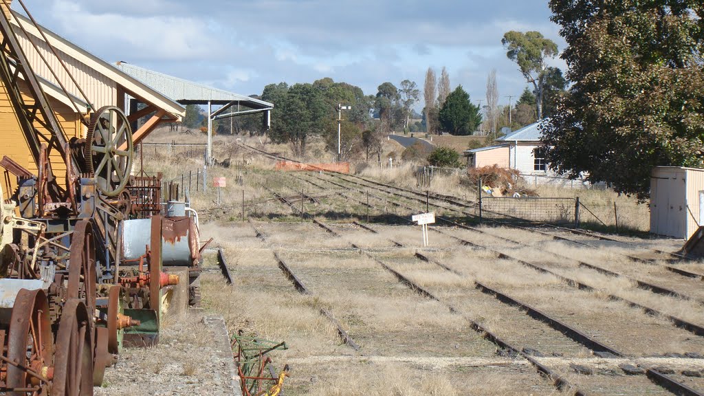 Guyra Yard - Up End by marhleet