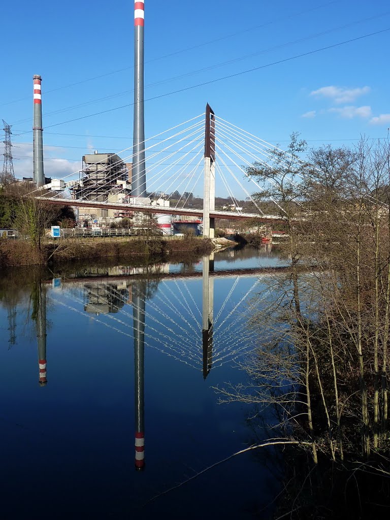 Puente Nuevo Atirantado y Rio Caudal, Soto de Ribera, Ribera de Arriba, Asturias, España by Antonio Alba